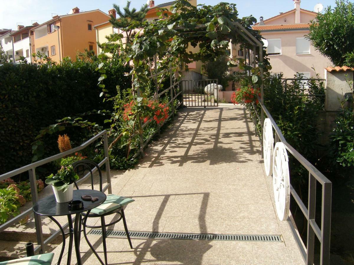 Apartments Mirjana Pula Exterior foto