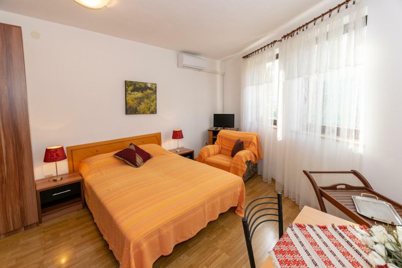 Apartments Mirjana Pula Exterior foto