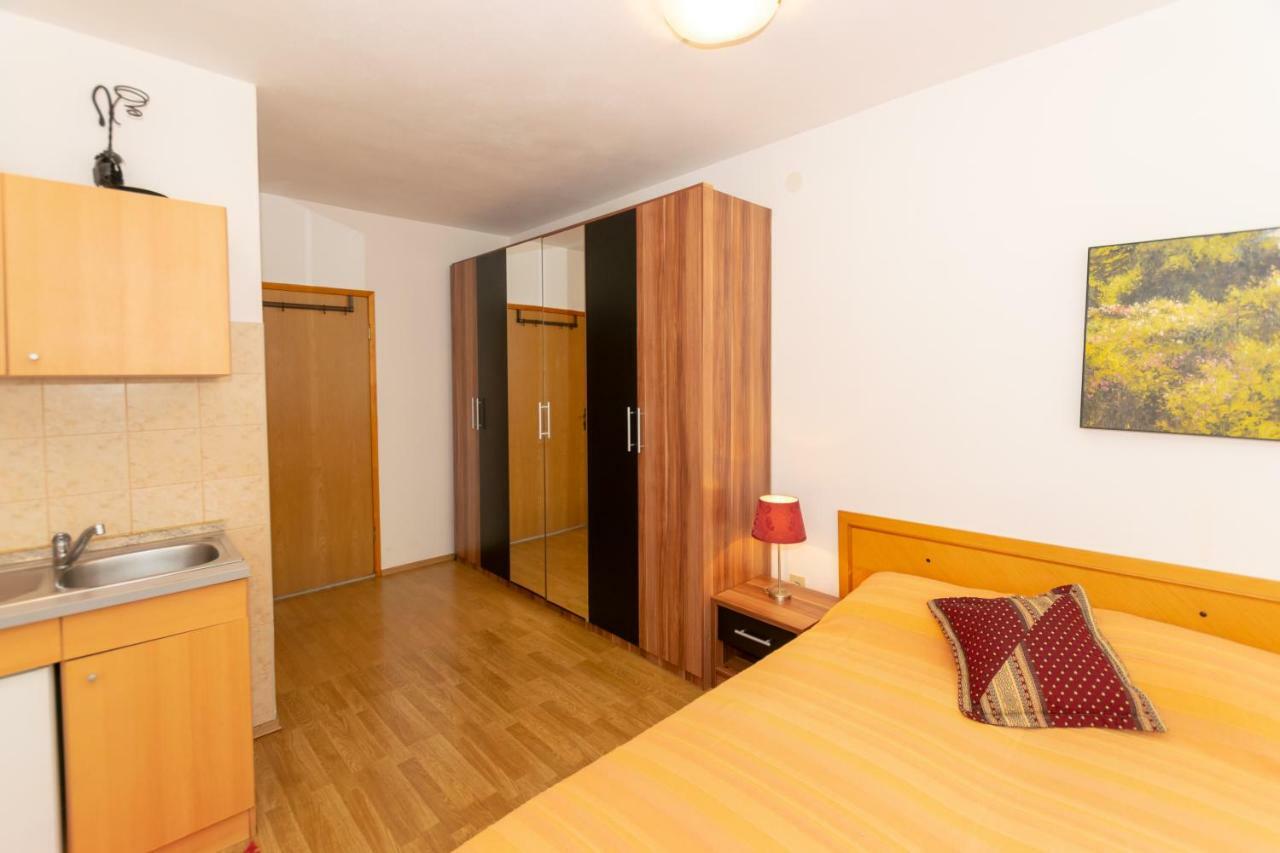 Apartments Mirjana Pula Exterior foto